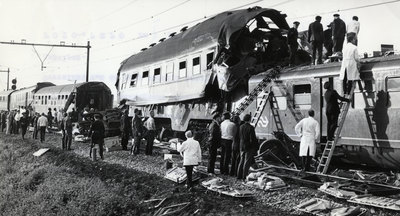 500530 Afbeelding van het bergingswerk na de botsing tussen de electrische locomotief nr. 1219 (serie 1200) van de N.S. ...